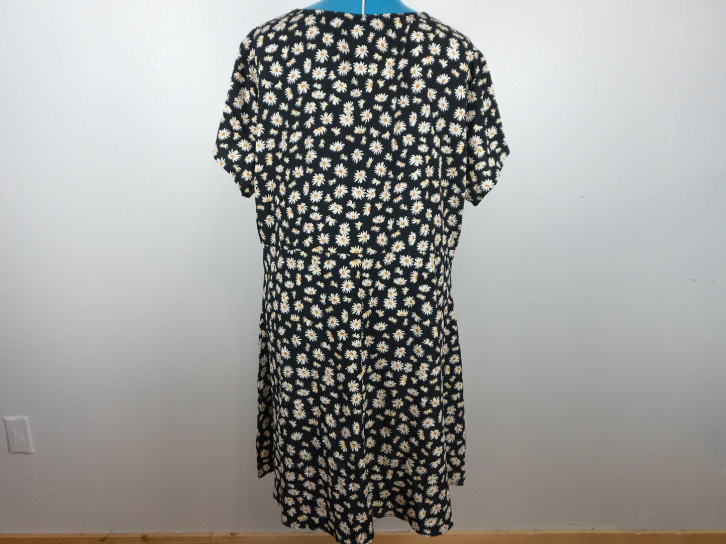 Black and White Daisy Dress, Size 3X