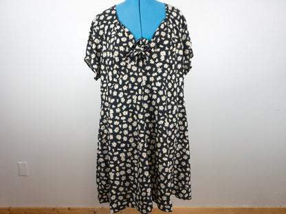 Black and White Daisy Dress, Size 3X