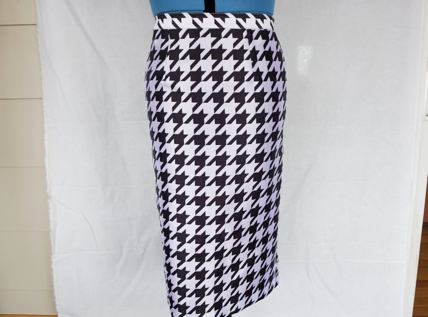 Houndstooth Pencil Skirt, Size Large