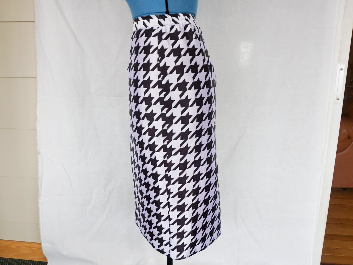 Houndstooth Pencil Skirt, Size Large